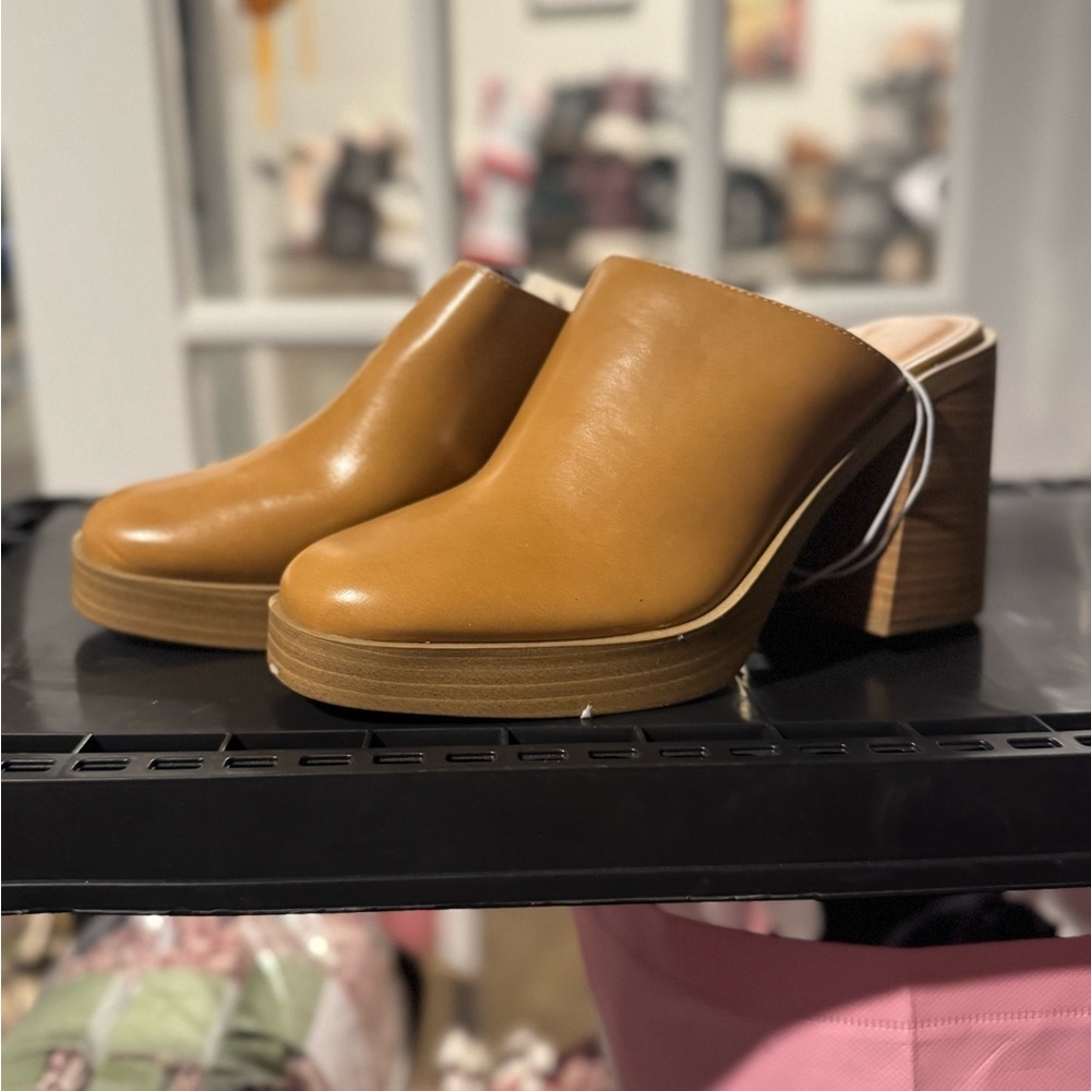 Size 8.5 Universal Thread Mustard Mules